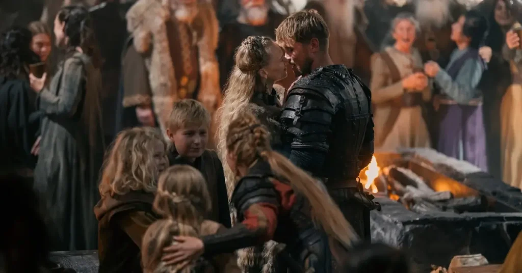 Xavier Molyneux como Erik Bloodaxe e Jessica Madsen como Gunnhild em uma cena da série Bloodaxe (2027).