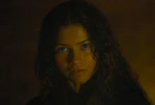 Zendaya como Chani em Duna: Parte Três (2026), com olhos azuis brilhantes em uma cena de iluminação dramática.