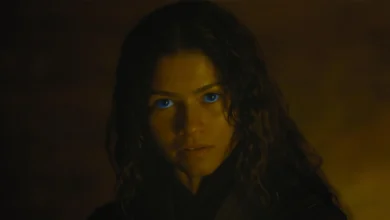 Zendaya como Chani em Duna: Parte Três (2026), com olhos azuis brilhantes em uma cena de iluminação dramática.