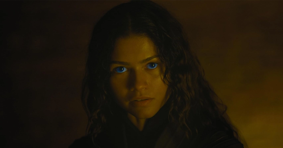 Zendaya como Chani em Duna: Parte Três (2026), com olhos azuis brilhantes em uma cena de iluminação dramática.